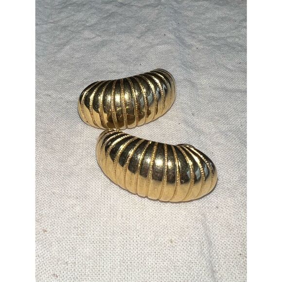 Vintage Gold Tone Monet Clip On Earrings - Picture 1 of 9